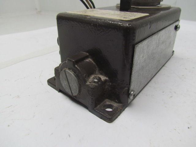 Cooper Du-All Hanger 513N Fixture Fitting For Damp Locations 277V 10A w/Plug