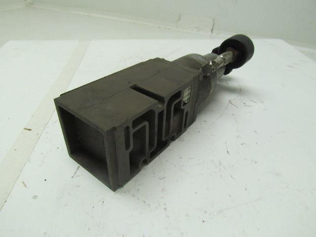Numatics 554RS100J Pneumatic Sandwich pressure regulator w/gauge