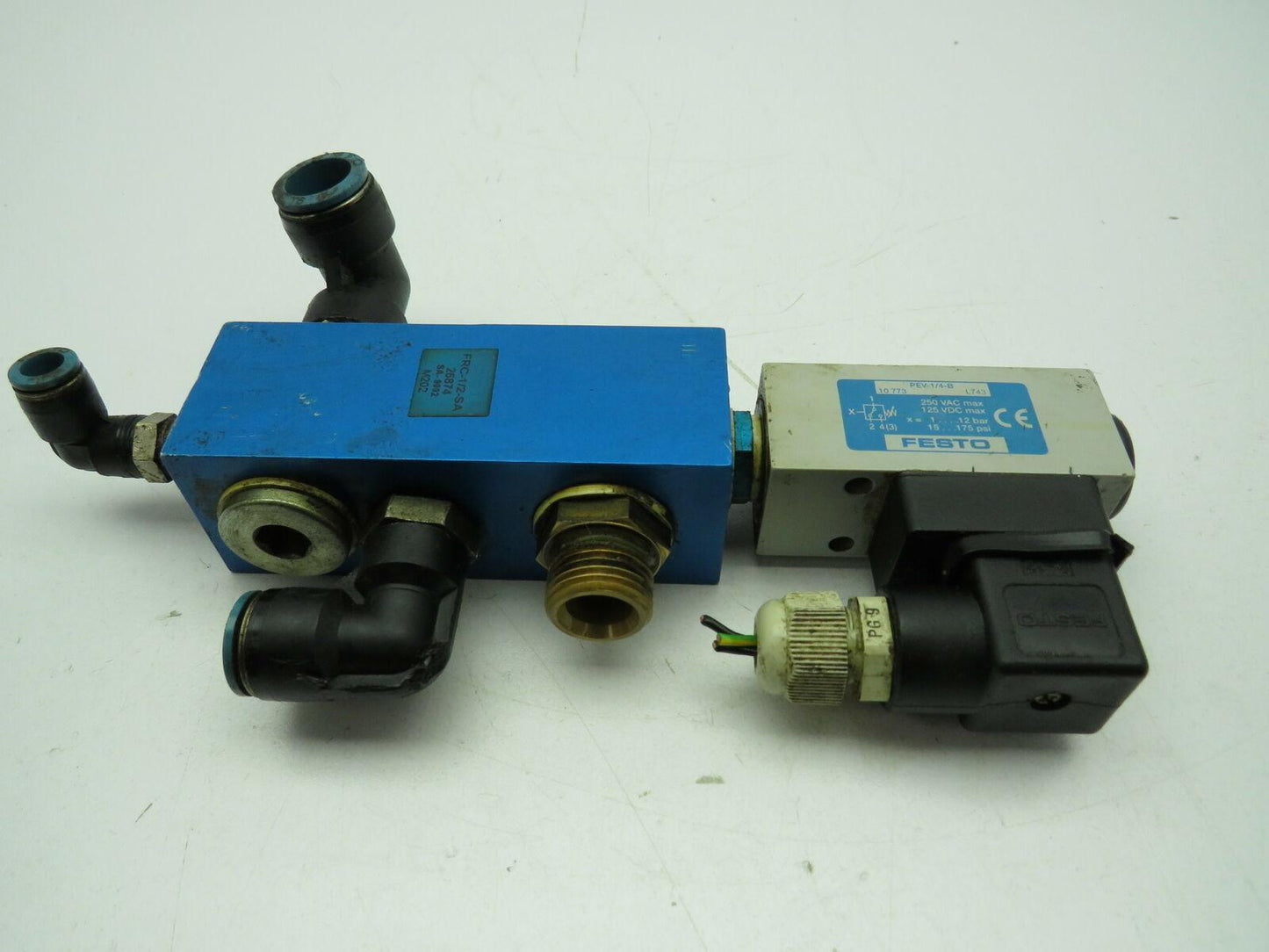 Festo FRC-1/2-SA Manifold Block W/Festo PEV-1/4-B Pressure Switch 250VAC