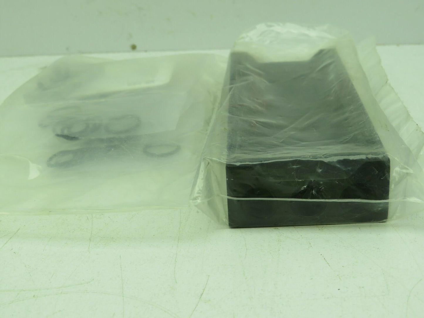 Numatics 206-17514 Manifold Block 4 Station 1/4" NPT