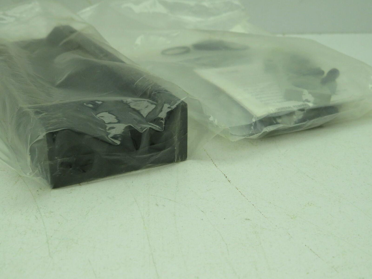 Numatics 206-17514 Manifold Block 4 Station 1/4" NPT