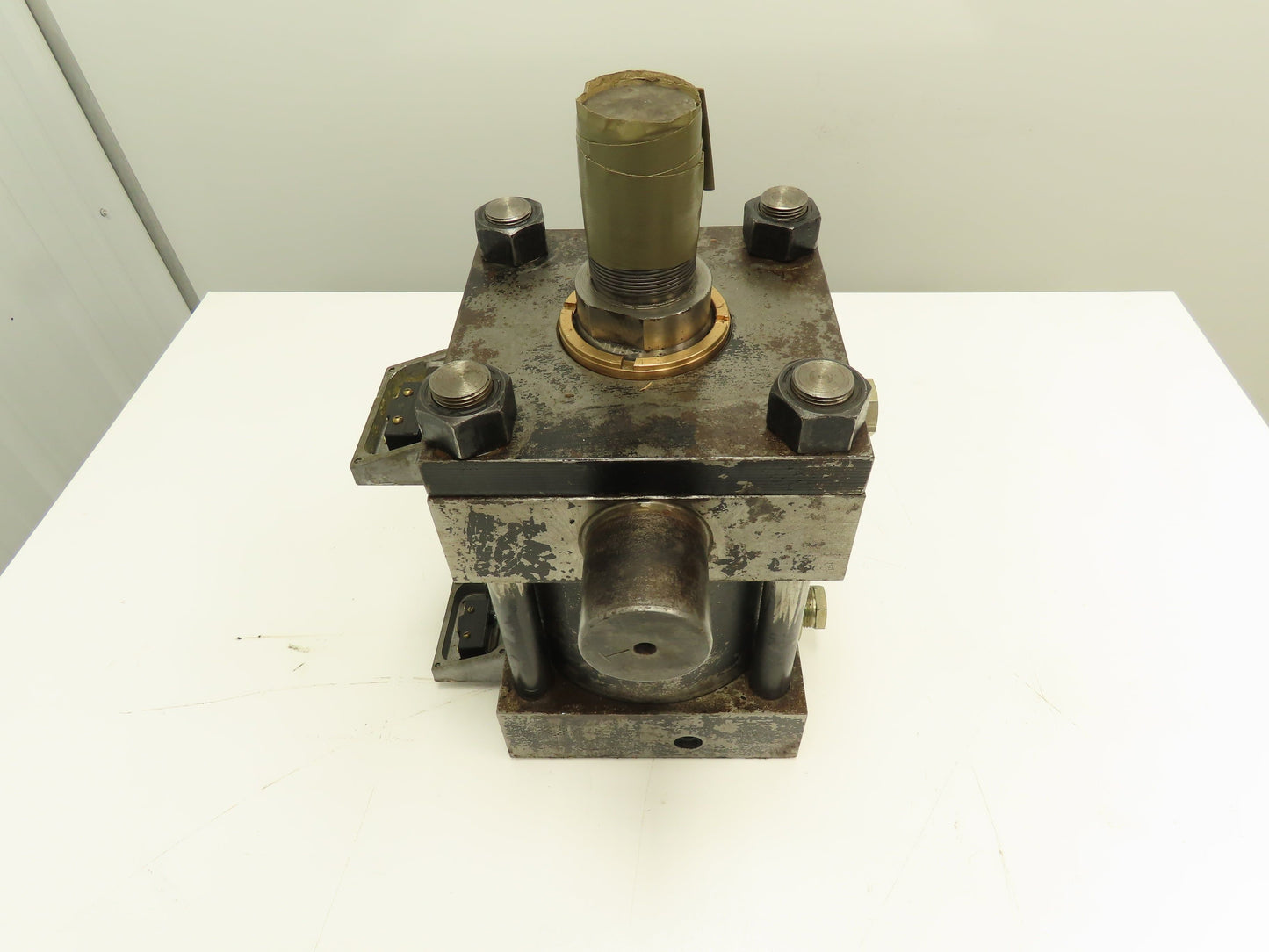 Parker CD2HTS14C 2H Hydraulic Cylinder 7" Bore 3" Stroke 3000 PSI Trunnion Mt