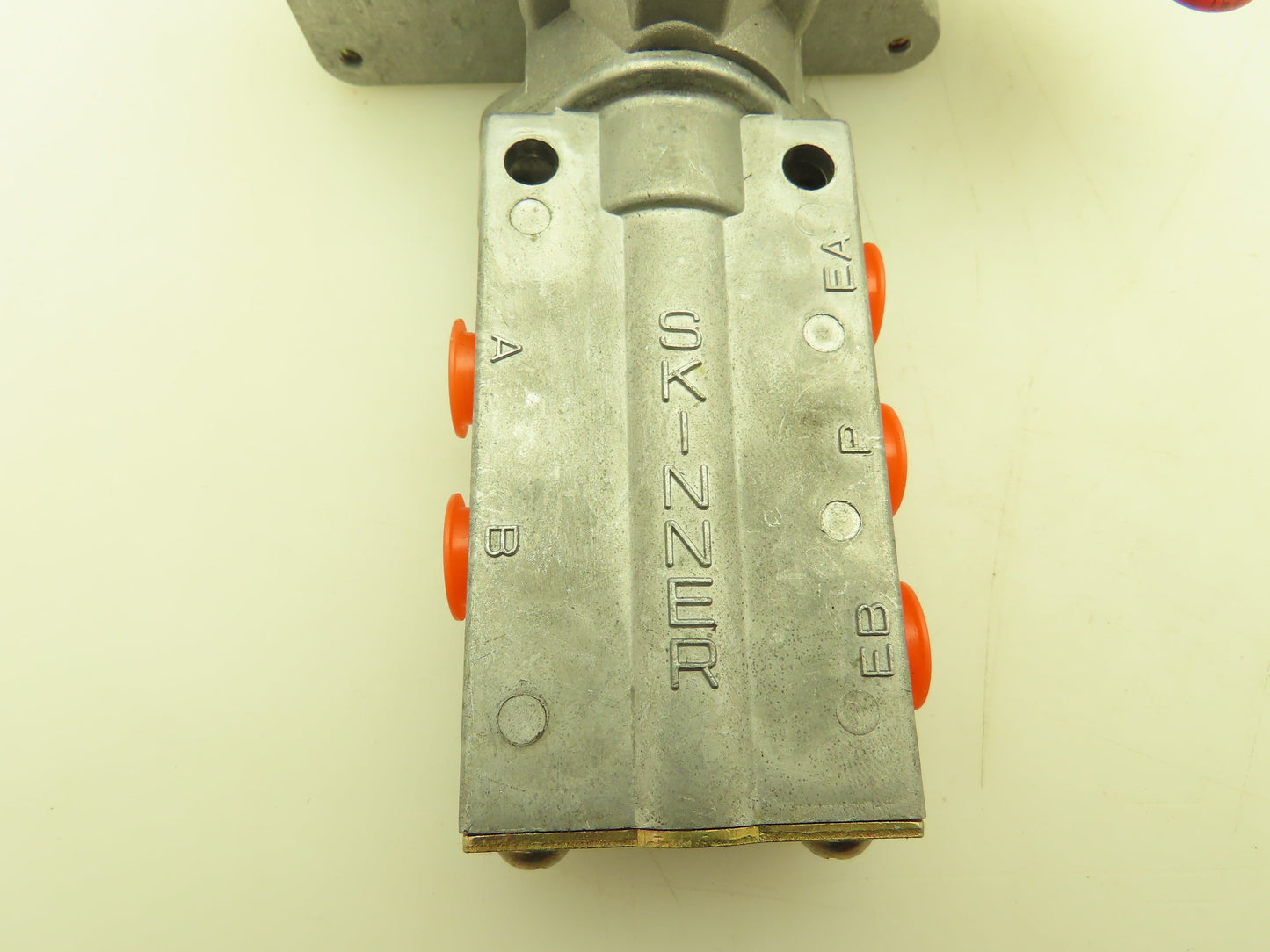 Parker Skinner XH935RRM2150 Solenoid Valve 5-Way 2 Pos 120V 150 PSI 1/4" NPT