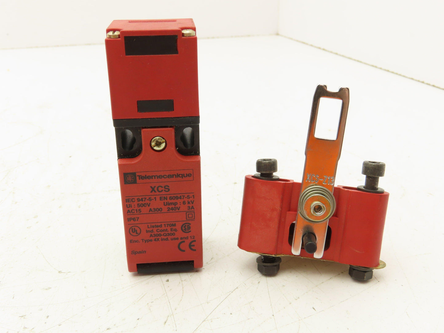 Telemecanique XCS-PA591 Interlock Safety Switch w/Key 240V