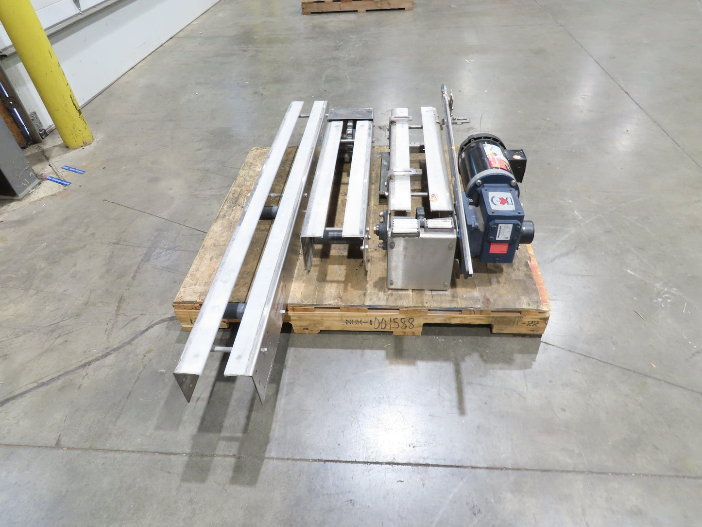 Arrowhead 7.5" Tabletop Belt Stainless Bottle Conveyor 11' 6"L 460V Drive