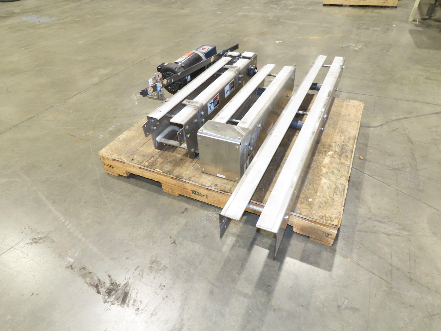 Arrowhead 7.5" Tabletop Belt Stainless Bottle Conveyor 11' 6"L 460V Drive