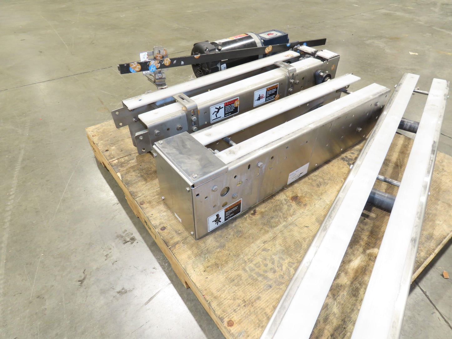 Arrowhead 7.5" Tabletop Belt Stainless Bottle Conveyor 11' 6"L 460V Drive