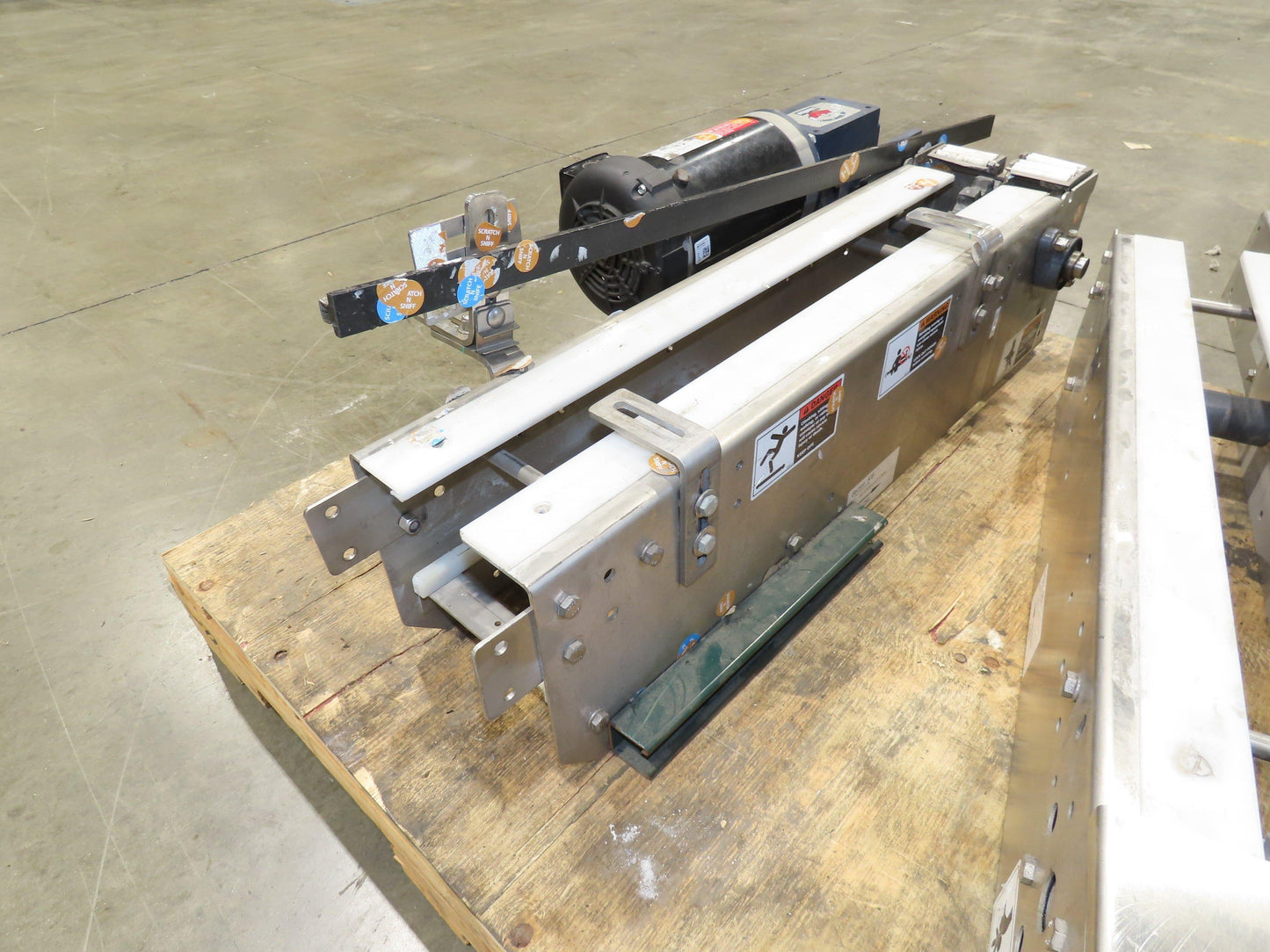 Arrowhead 7.5" Tabletop Belt Stainless Bottle Conveyor 11' 6"L 460V Drive