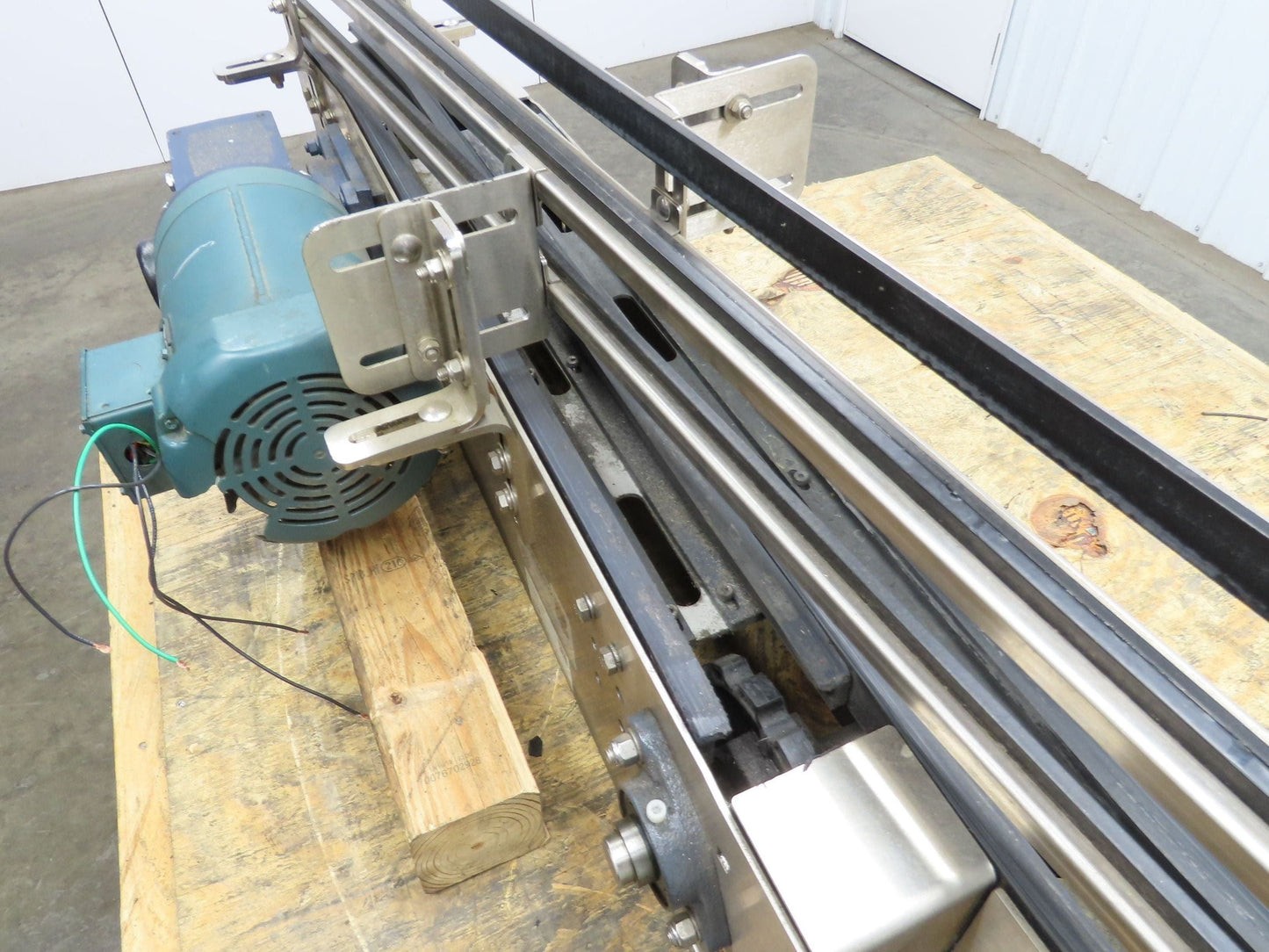 Arrowhead 3.25" Tabletop Stainless Bottle Conveyor 2-Belt Transfer 54" Drive 3PH