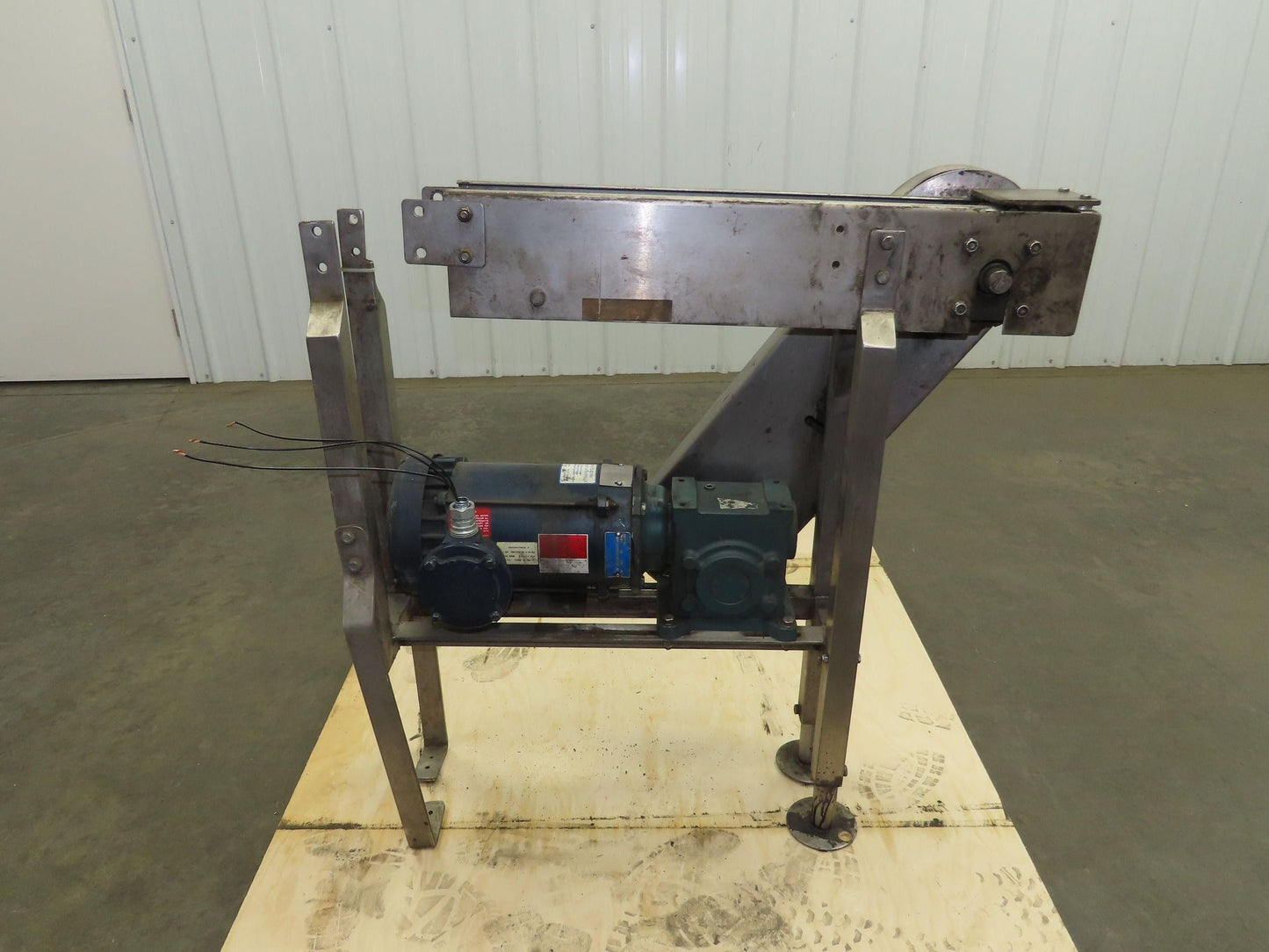Arrowhead 3.25" Tabletop Belt Stainless Bottle Conveyor 28" Drive 460V