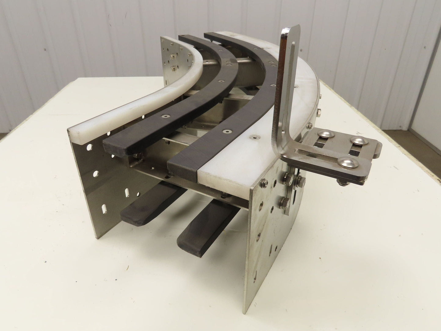 Arrowhead 10" Tabletop Belt Steel Bottle Conveyor 60° Curve 40"L x 7-5/8"H