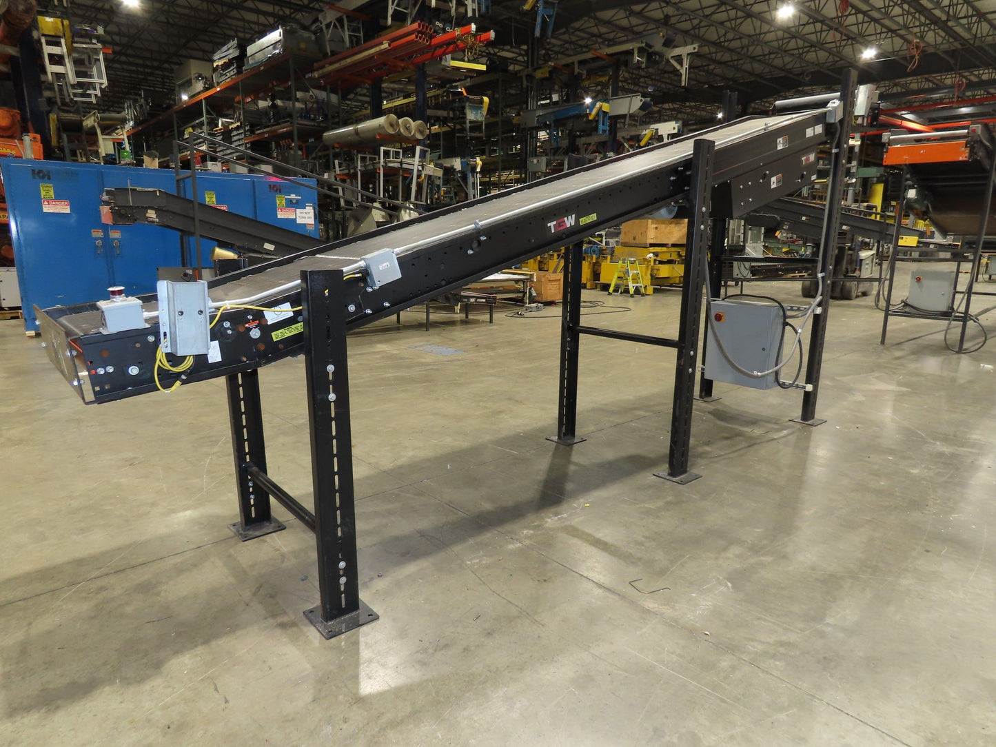 TGW CRUZ Incline Slider Bed 28" Belt Conveyor Variable Speed Drive 460V 17' 8"L