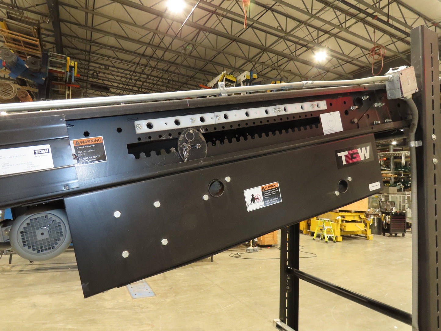 TGW CRUZ Incline Slider Bed 28" Belt Conveyor Variable Speed Drive 460V 17' 8"L
