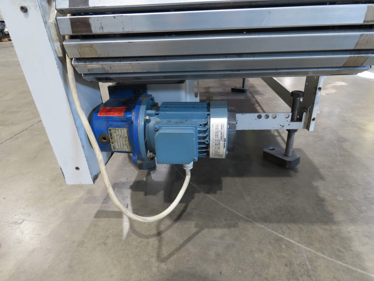 Steel Slat Top Conveyor w/Pneumatic Tilt Roller Bed 460V 3PH Chain Drive