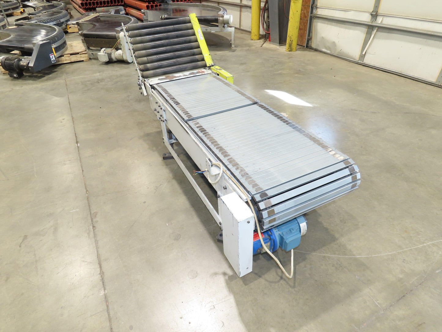 Steel Slat Top Conveyor w/Pneumatic Tilt Roller Bed 460V 3PH Chain Drive