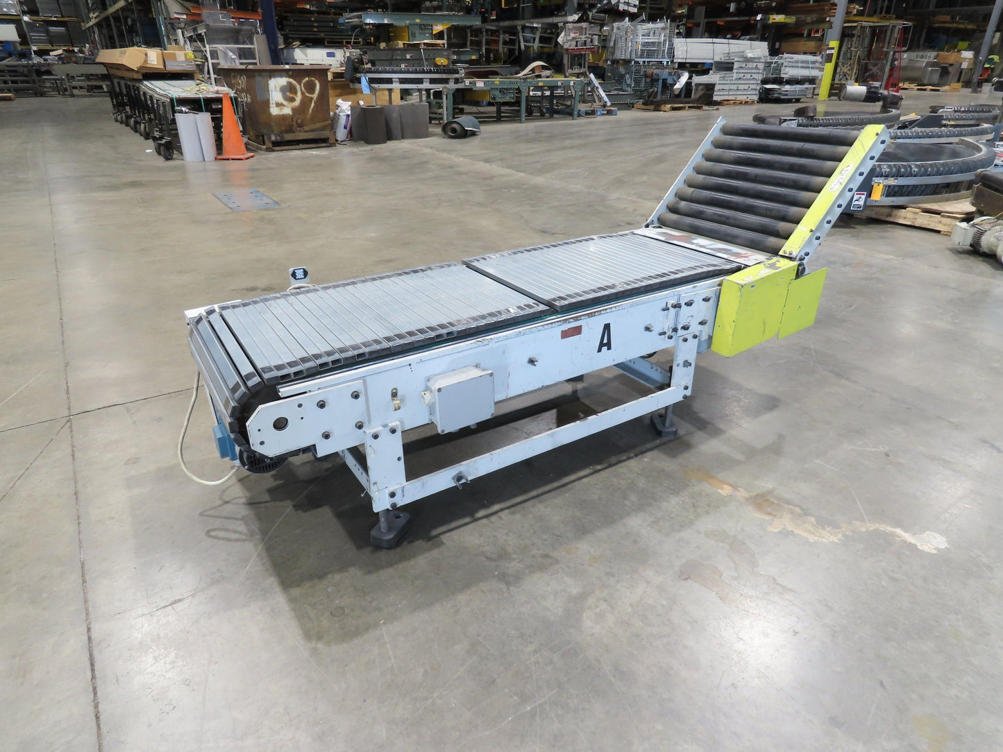 Steel Slat Top Conveyor w/Pneumatic Tilt Roller Bed 460V 3PH Chain Drive