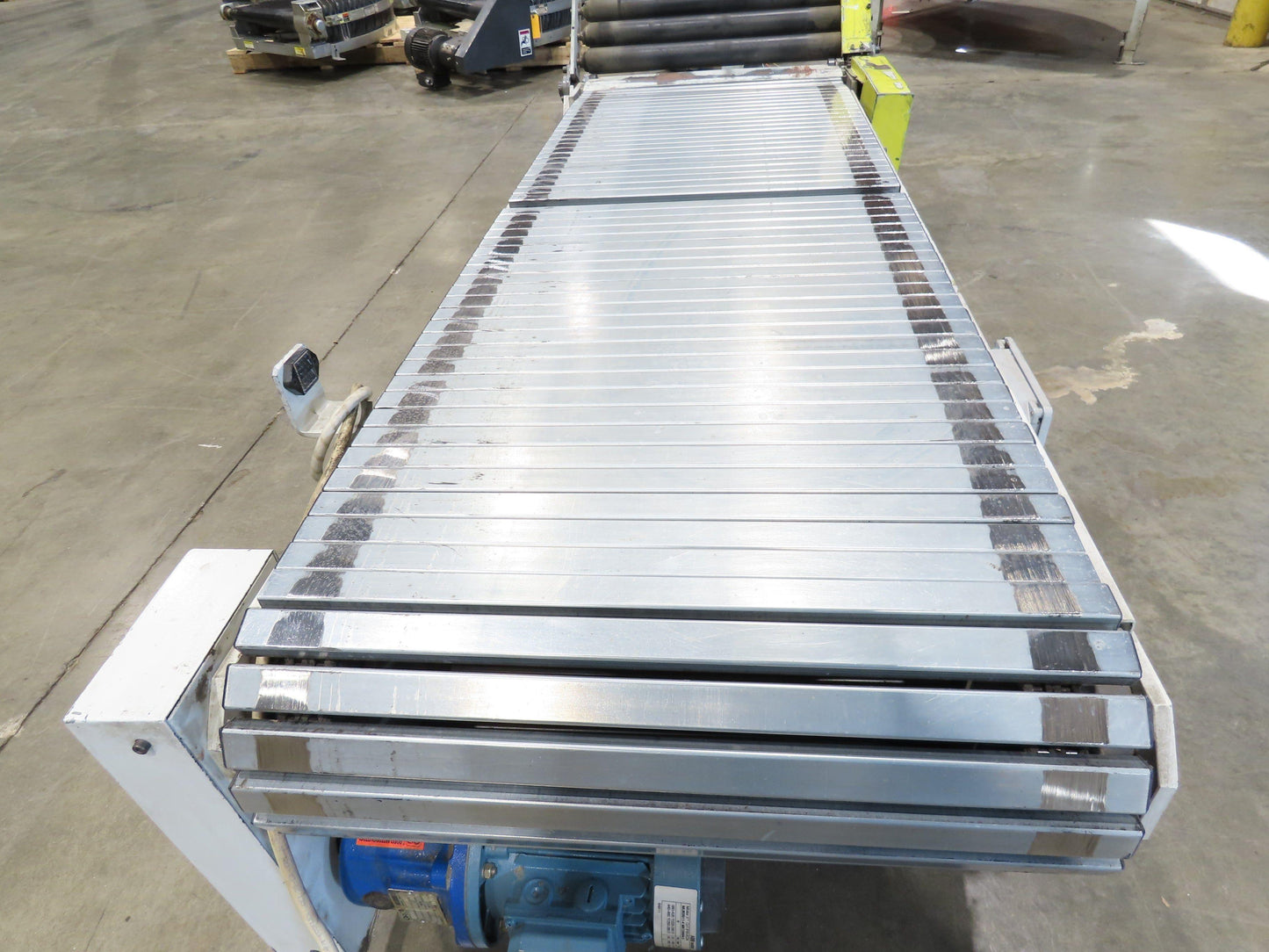 Steel Slat Top Conveyor w/Pneumatic Tilt Roller Bed 460V 3PH Chain Drive