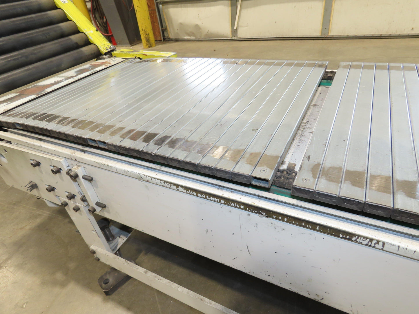 Steel Slat Top Conveyor w/Pneumatic Tilt Roller Bed 460V 3PH Chain Drive