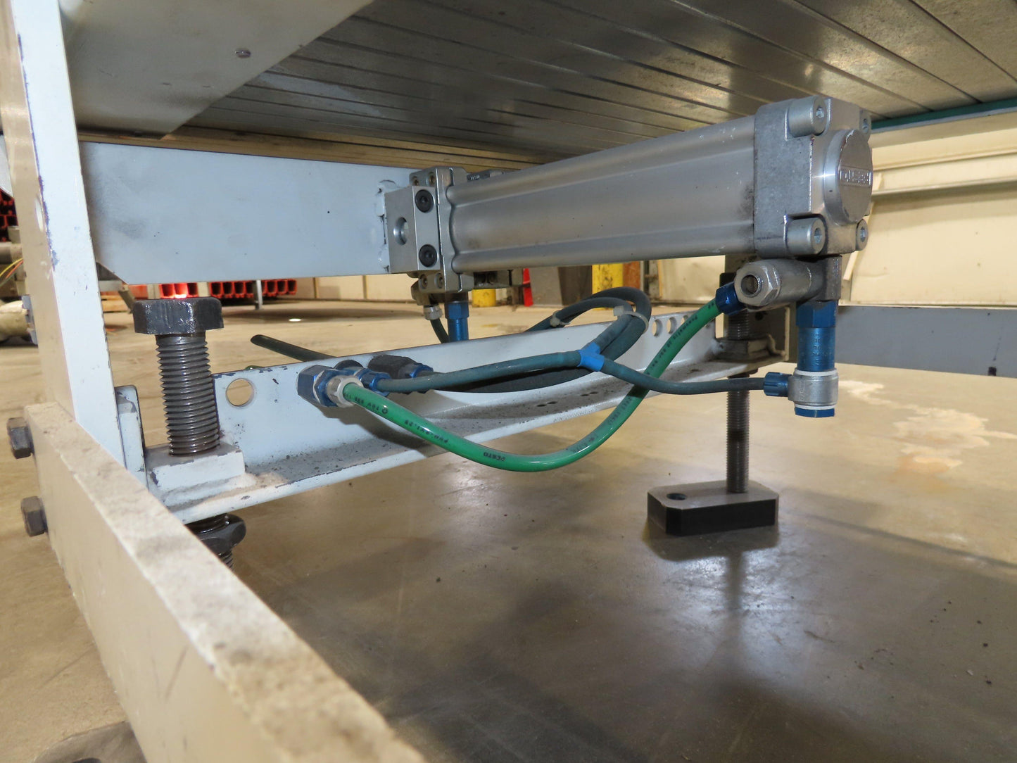 Steel Slat Top Conveyor w/Pneumatic Tilt Roller Bed 460V 3PH Chain Drive