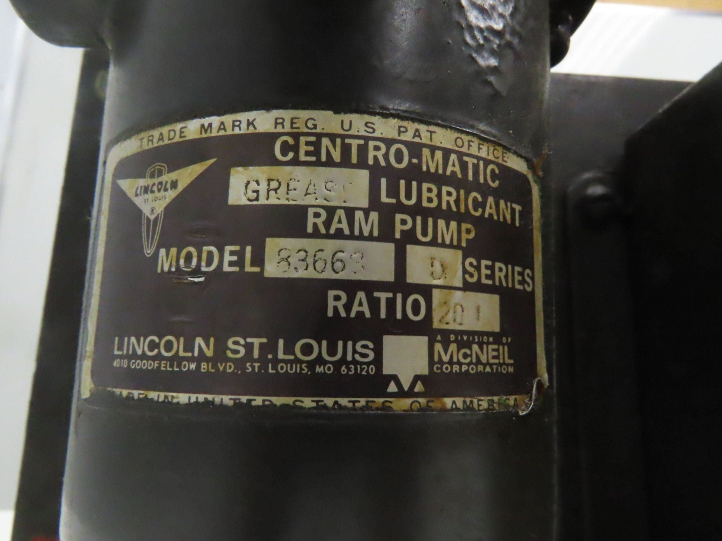 Lincoln 83668 Centro-Matic Pneumatic 20:1 Grease Pump Lubricator 4Lb Reservoir