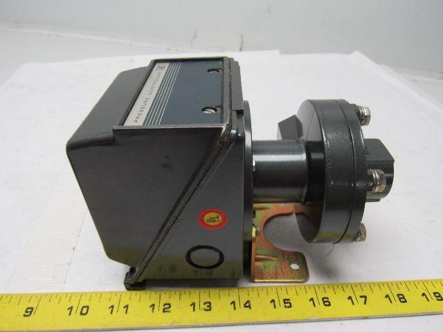 United Electric J302K-456 Pressure Controller Switch 0-20 PSID 1/4"NPT 125/250V