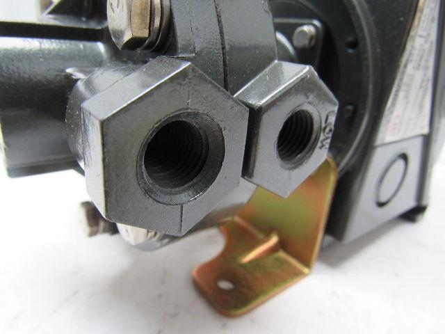 United Electric J302K-456 Pressure Controller Switch 0-20 PSID 1/4"NPT 125/250V