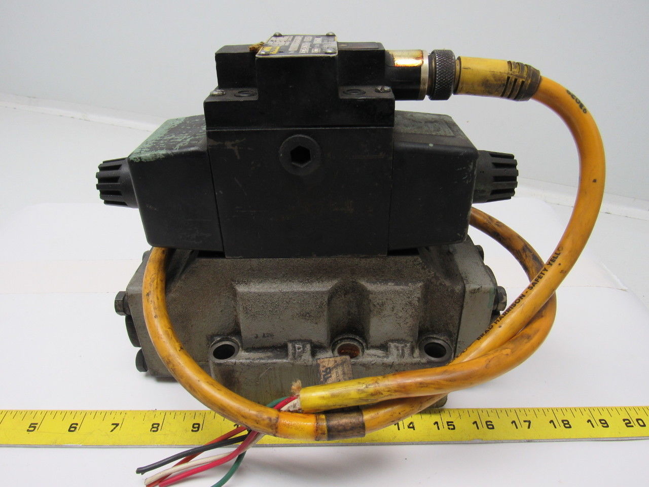 Parker D3W 3C56Y 14 Double Op Solenoid Directional Valve 3000 PSI Max 120V Coil