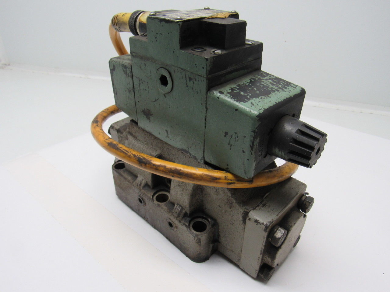 Parker D3W 3C56Y 14 Double Op Solenoid Directional Valve 3000 PSI Max 120V Coil