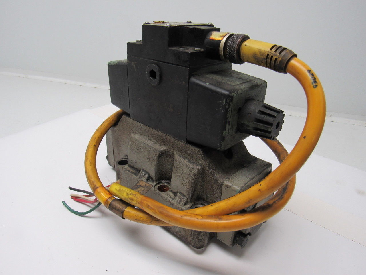 Parker D3W 3C56Y 14 Double Op Solenoid Directional Valve 3000 PSI Max 120V Coil