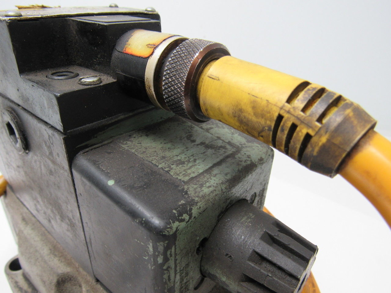 Parker D3W 3C56Y 14 Double Op Solenoid Directional Valve 3000 PSI Max 120V Coil