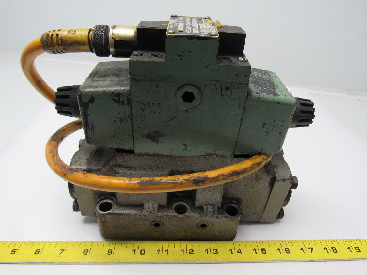 Parker D3W 3C56Y 14 Double Op Solenoid Directional Valve 3000 PSI Max 120V Coil