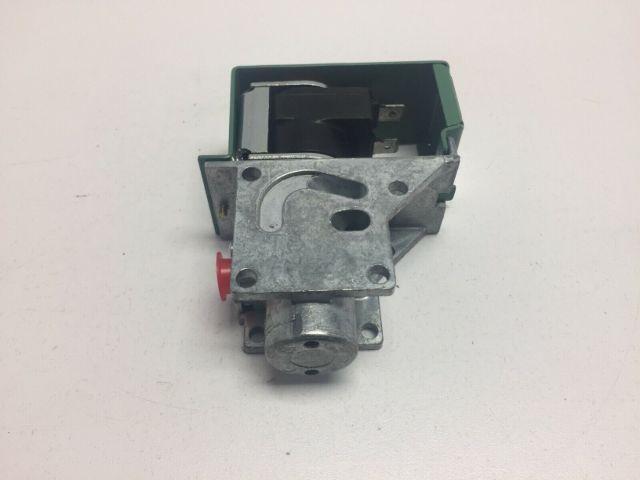 Asco Red Hat Solenoid Valve 8318D019 1/4" npt 120v New 302911