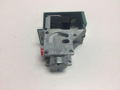 Asco Red Hat Solenoid Valve 8318D019 1/4" npt 120v New 302911