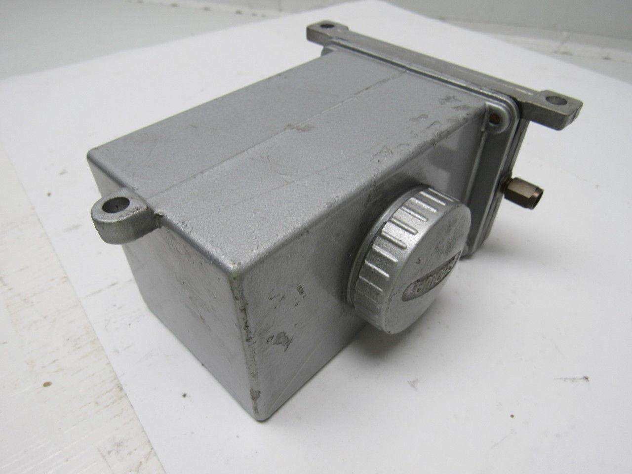 Devco Showa EA-8 HUR Manual One Shot Lubrication Pump W/Aluminum Reservoir