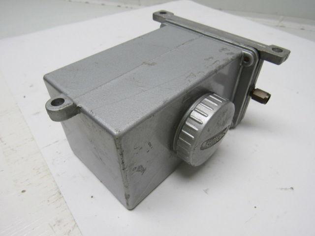 Devco Showa EA-8 HUR Manual One Shot Lubrication Pump W/Aluminum Reservoir