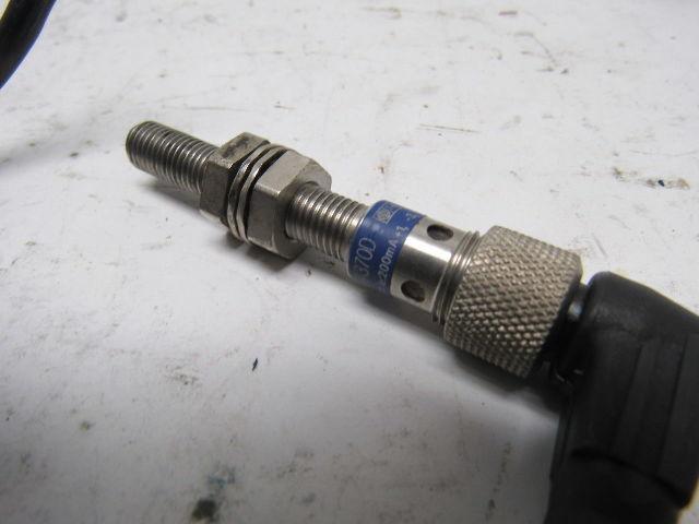 Telemecanique XS1M08PA370D Proximity Sensor 4-Pin 48V 200mA w/60" Lead