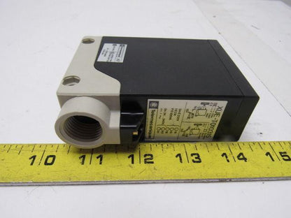 Telemecanique XUET010315H7 Photoelectric Sensor 24-240V AC/DC