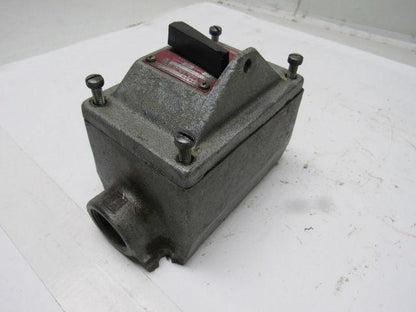 CROUSE HINDS EFDC 31105 120/240 VAC Explosionproof Circuit Breaker 20A  1" Hubs