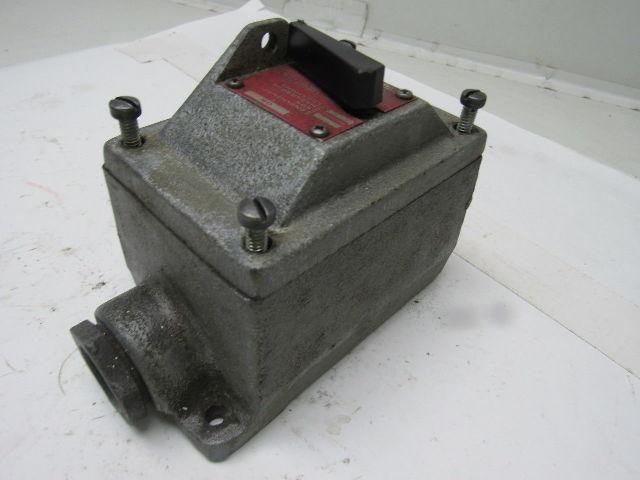 CROUSE HINDS EFDC 31105 120/240 VAC Explosionproof Circuit Breaker 20A  1" Hubs