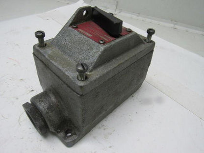 CROUSE HINDS EFDC 31105 120/240 VAC Explosionproof Circuit Breaker 20A  1" Hubs