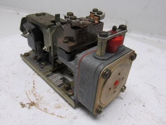 Square D B0 1E Series E  Pneumatic Timing Relay 110/120V 50/60Hz.