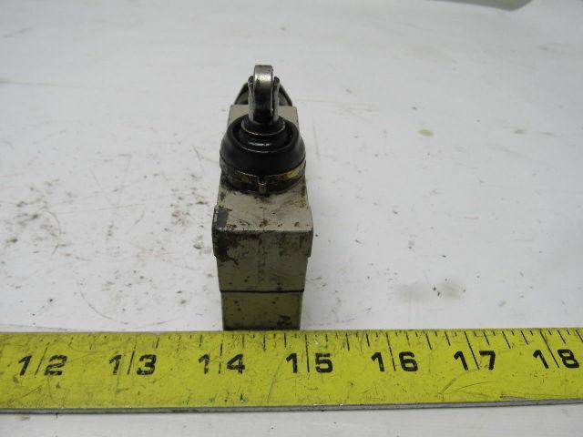 Omron ZV2-N22-2 Side Mount Roller Plunger Micro Switch Lot of 2