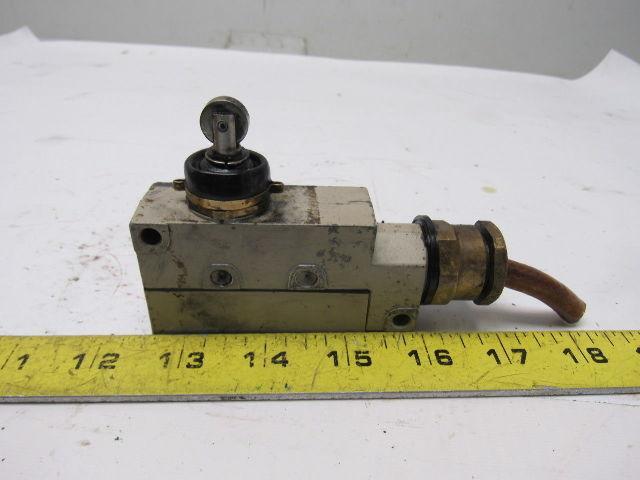 Omron ZV2-N22-2 Side Mount Roller Plunger Micro Switch Lot of 2