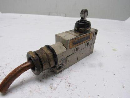 Omron ZV2-N22-2 Side Mount Roller Plunger Micro Switch Lot of 2