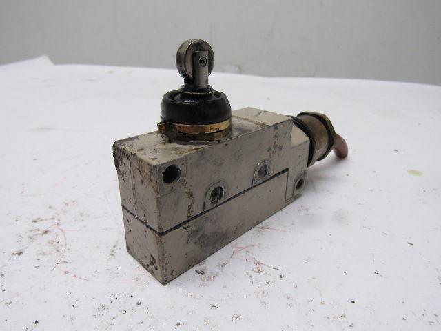 Omron ZV2-N22-2 Side Mount Roller Plunger Micro Switch Lot of 2