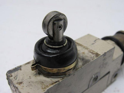 Omron ZV2-N22-2 Side Mount Roller Plunger Micro Switch Lot of 2