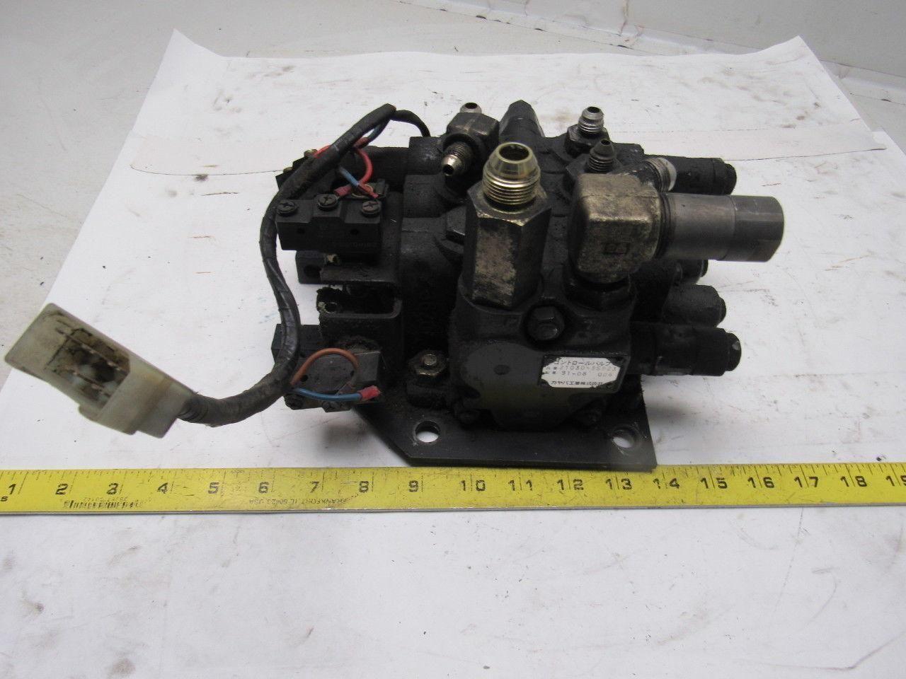 Komatsu FB 30SH-4 21030-35923 3 Spool Hydraulic Control Valve Assembly