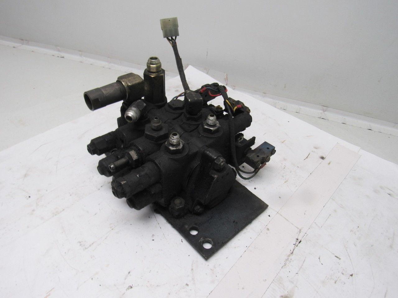 Komatsu FB 30SH-4 21030-35923 3 Spool Hydraulic Control Valve Assembly