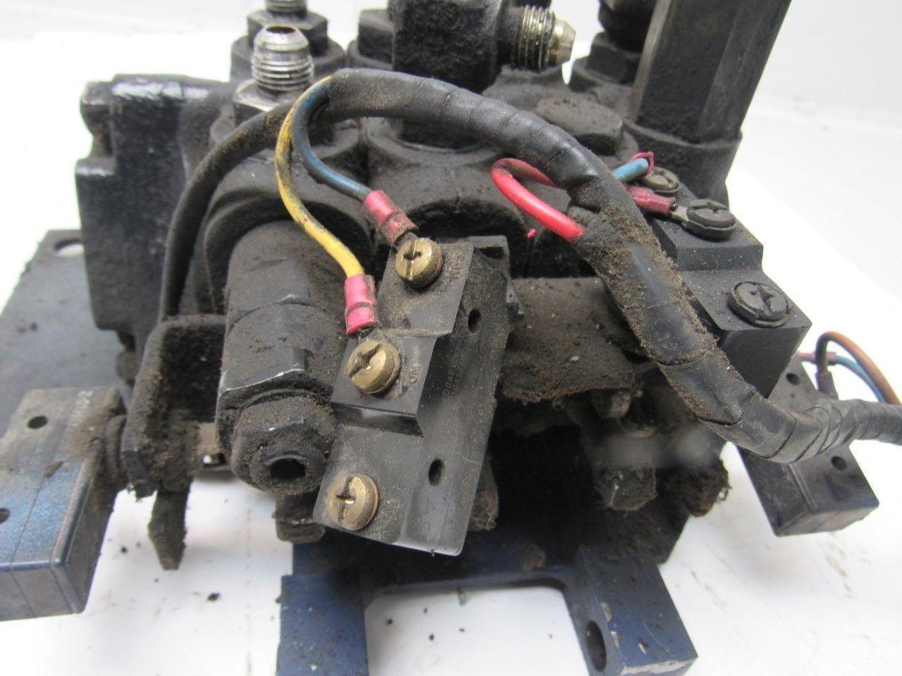 Komatsu FB 30SH-4 21030-35923 3 Spool Hydraulic Control Valve Assembly