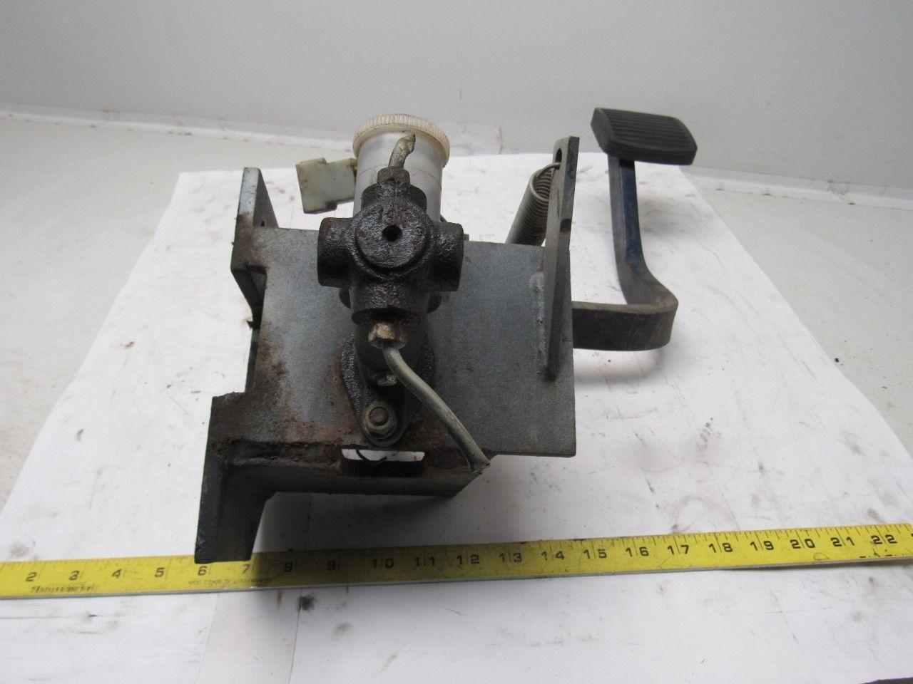 Komatsu FB 30SH-4 Forklift Foot Brake Master Cylinder Assembly